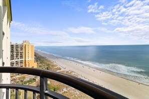 On the beach - Oceanfront King Suite: 15th Floor Free Breakfast (Myrtle Beach)