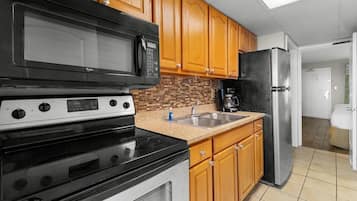 Een koelkast, een magnetron, een oven, een kookplaat