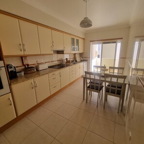 Fridge, microwave, oven, coffee/tea maker - T2 INFANTE MODERNO WI-FI GARAGEM 50 M PRAIA (Quarteira)
