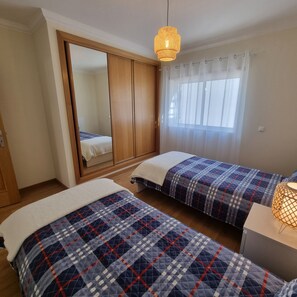 2 habitaciones, tabla de planchar con plancha y ropa de cama 