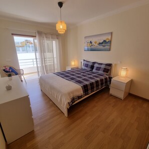 2 bedrooms, iron/ironing board, bed sheets - T2 INFANTE MODERNO WI-FI GARAGEM 50 M PRAIA (Quarteira)