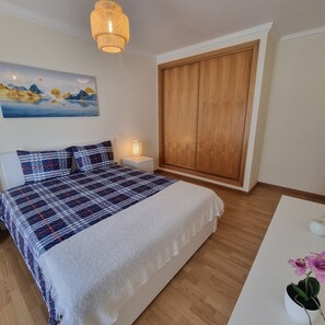 2 bedrooms, iron/ironing board, bed sheets - T2 INFANTE MODERNO WI-FI GARAGEM 50 M PRAIA (Quarteira)