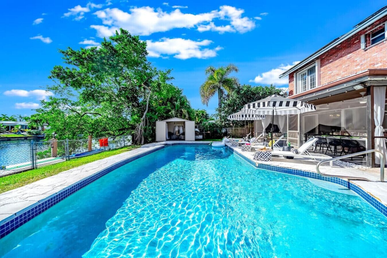 6BDR Waterfront: Htd Pool, Jacuzzi, Kayak, Games!