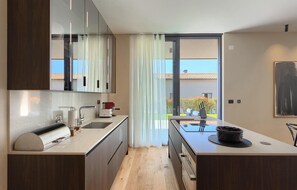 Kjøleskap, ovn, oppvaskmaskin og kaffetrakter/tekoker