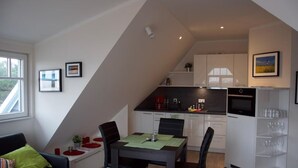Een modern appartement met een eethoek, keuken en woonruimte.