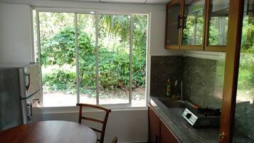 Réfrigérateur, bouilloire électrique