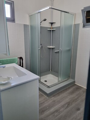 Dusche, Haartrockner, Handtücher, Seife