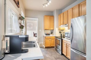 Fridge, microwave, oven, stovetop - Historic Gem in the U District (Seattle)