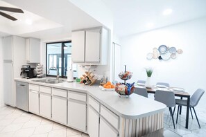 Kjøleskap, mikrobølgeovn, ovn og kokeplater