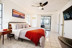 4 bedrooms, desk, iron/ironing board, travel cot - House With A Boat - Boat, Heated Pool, Fishing (Cape Coral)