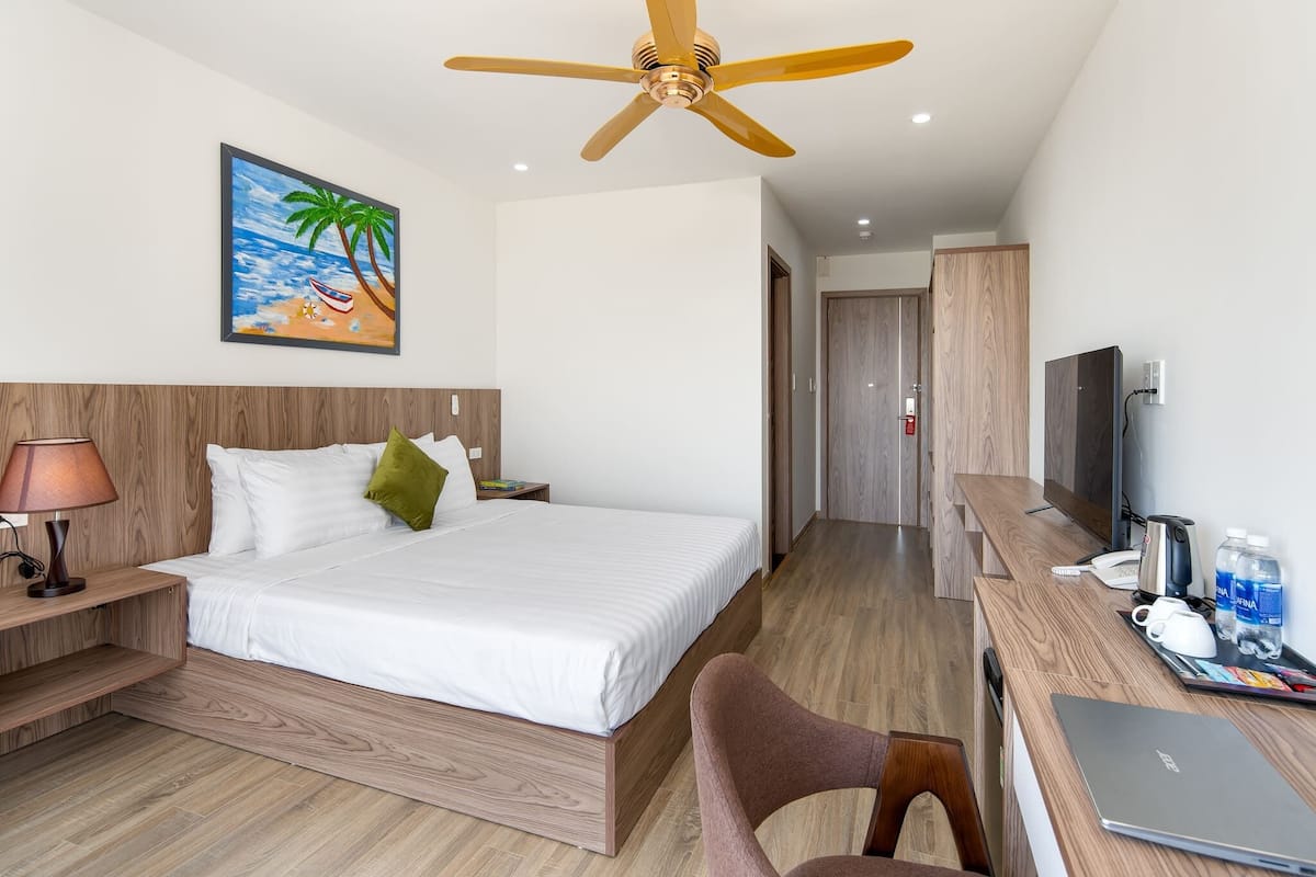 Habitación doble Deluxe, 1 cama King size, balcón, vista al río | Ropa de cama de alta calidad, camas con pillow-top y escritorio