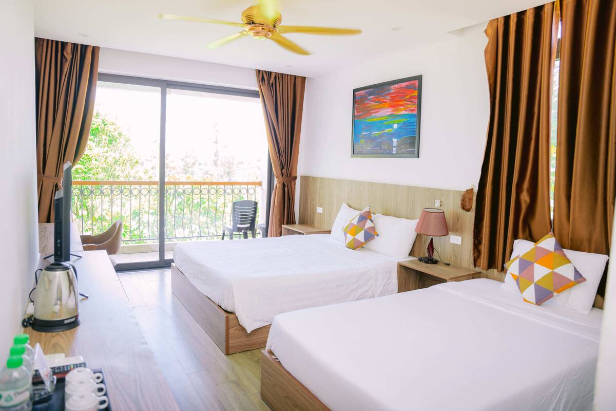 Habitación triple Deluxe, balcón, vista al río | Ropa de cama de alta calidad, camas con pillow-top y escritorio