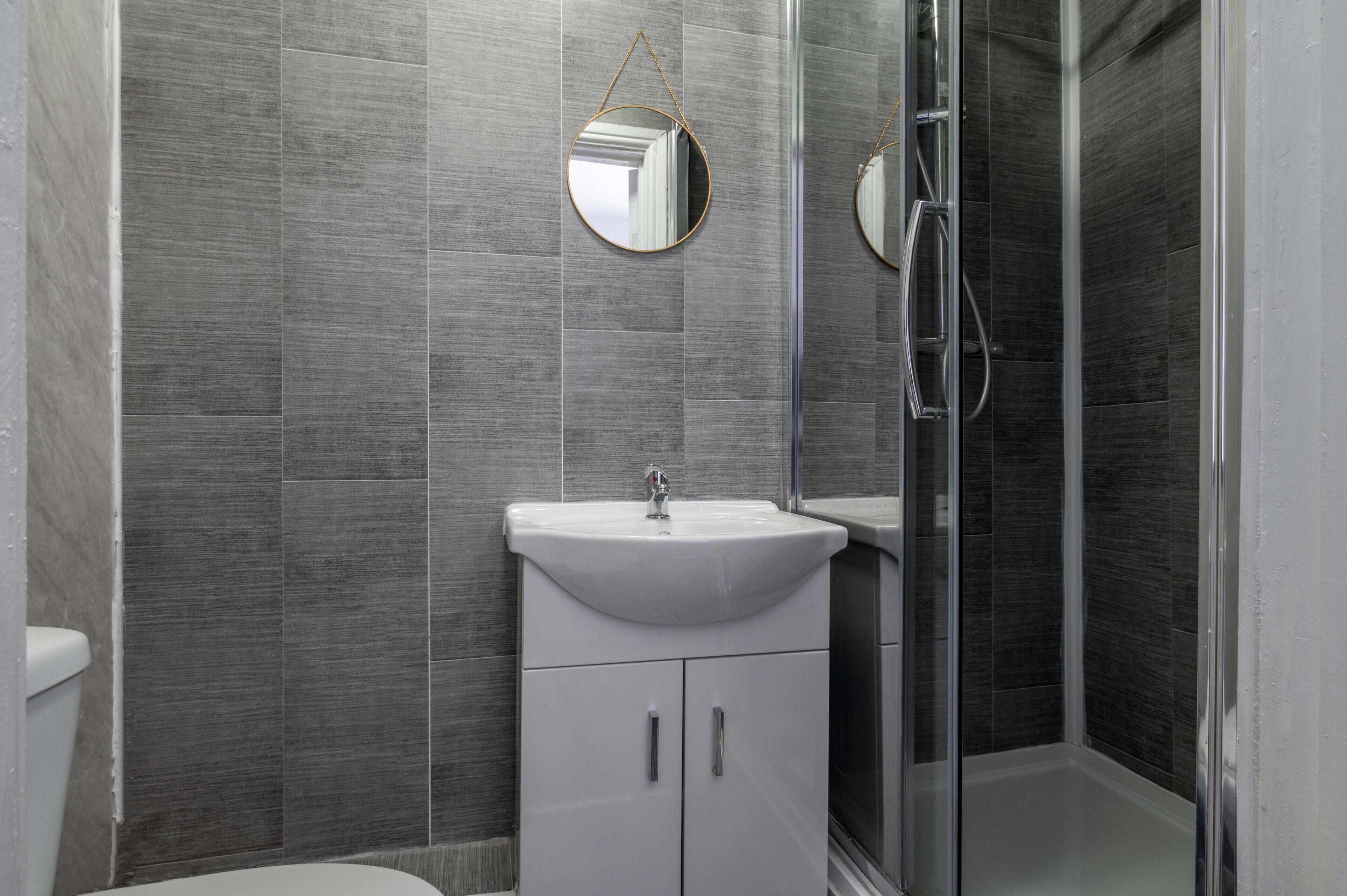 Studio, 1 Queen Bed | Bathroom