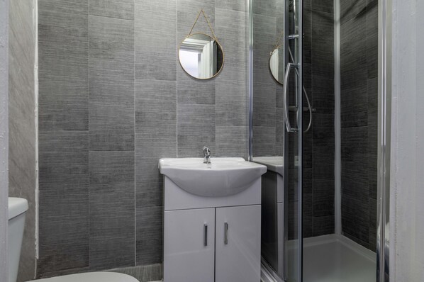 Estudio, 1 cama Queen size | Baño | Regadera y toallas 