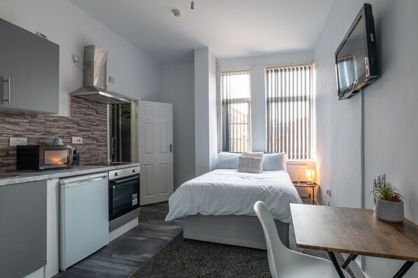 Studio, 1 queensize-seng | Strykejern/-brett, wi-fi (inkludert) og sengetøy