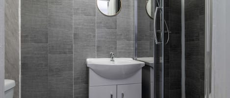 Studio, 1 grand lit | Salle de bain | Douche, serviettes fournies