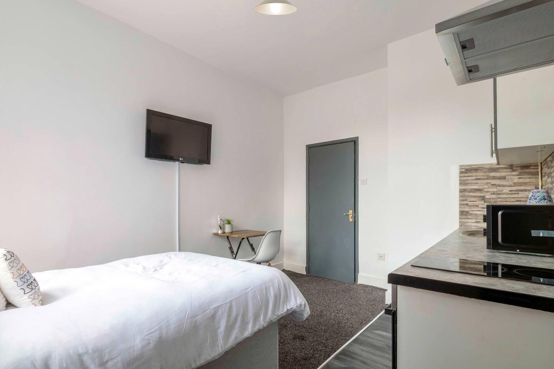 Studio, 1 Queen Bed | Iron/ironing board, free WiFi, bed sheets