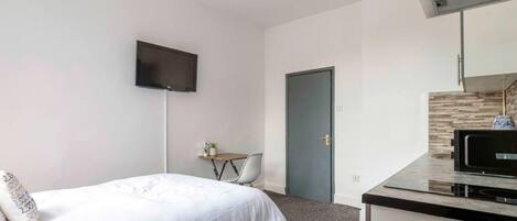 Studio, 1 Queen Bed | Iron/ironing board, free WiFi, bed sheets