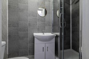Monolocale, 1 letto queen | Bagno | Doccia, asciugamani