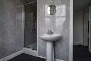 Studio, 1 grand lit | Salle de bain | Douche, serviettes fournies