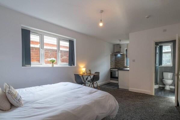 إستديو - سرير كبير | مكواة/لوح كي وواي فاي مجانًا وملاءات أسرّة