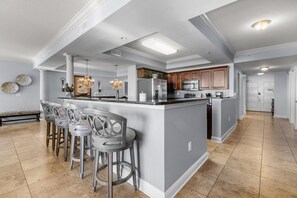 ثلاجة، ميكروويف، فرن، موقد طهي مسطح