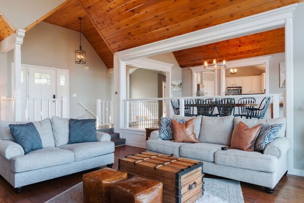 Télévision, cheminée, table de tennis de table, livres