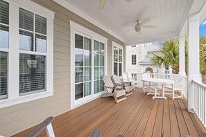 Outdoor dining - Cozy 4 Bedroom Beach House Close to the Ocean (North Myrtle Beach)