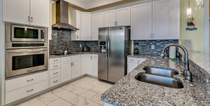 冷蔵庫、電子レンジ、オーブン、コンロ