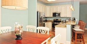 Fridge, microwave, oven, stovetop - 4BR 3.5BA Luxury Retreat for Unforgettable Getaways (North Myrtle Beach)
