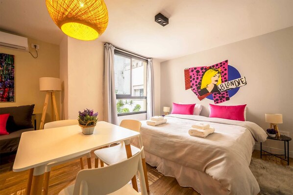 Iron/ironing board, WiFi, bed sheets