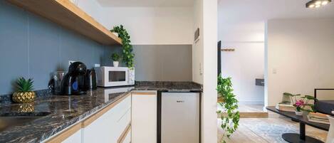 Jääkaappi, mikroaaltouuni, leivänpaahdin