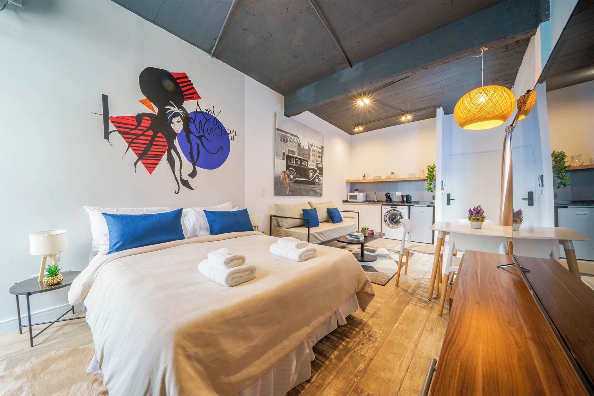 Tabla de planchar con plancha, wifi y ropa de cama 