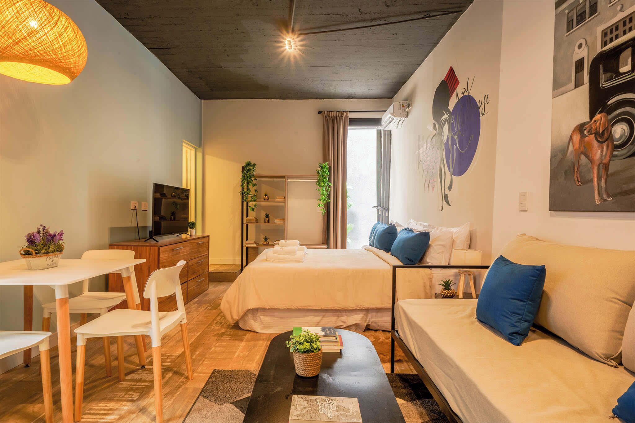 Tabla de planchar con plancha, wifi y ropa de cama 