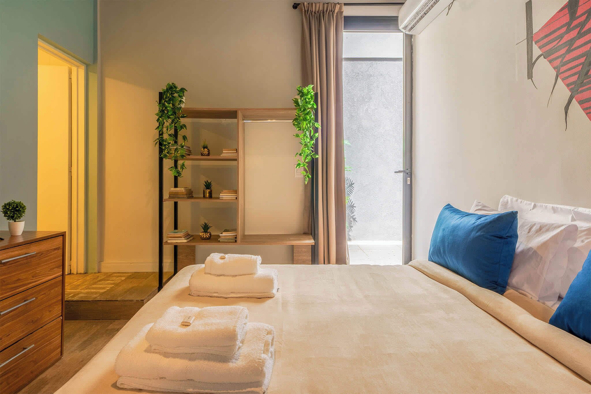 Tabla de planchar con plancha, wifi y ropa de cama 