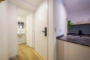 Eine moderne Küche mit einer Granit-Arbeitsplatte, einer Spüle und einer Kaffeemaschine.