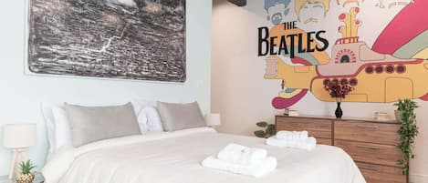 Tabla de planchar con plancha, wifi y ropa de cama