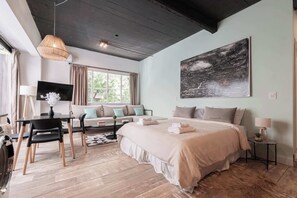 Tabla de planchar con plancha, wifi y ropa de cama 