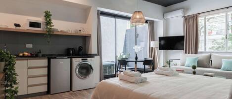 Iron/ironing board, WiFi, bed sheets