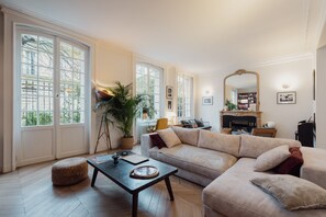 TV, fireplace, video games - Grace and Grandeur, by Veeve (Paris)