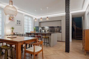 Dining - Grace and Grandeur, by Veeve (Paris)