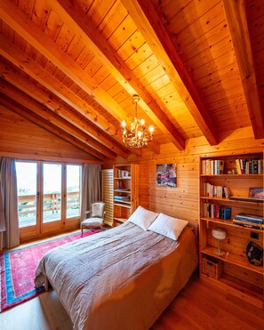 4 bedrooms, desk, iron/ironing board, WiFi