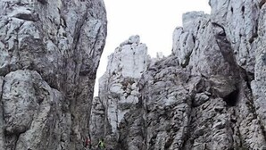 A rocky outdoor area with large boulders and uneven terrain. - Ferienwohnung Typ C ca. 62 qm bis Vier Personen (Flintsbach am Inn)