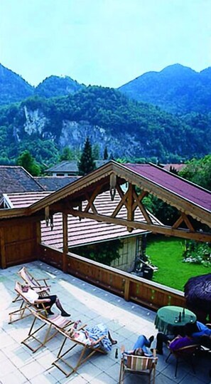 Outdoor dining - Ferienwohnung Typ D ca. 85 qm bis Sechs Personen (Flintsbach am Inn)