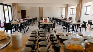 A dining area with multiple tables and chairs, arranged in a spacious layout. - Acres Inn Klerksdorp (Klerksdorp)