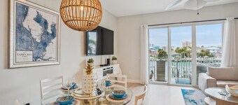 4 min Walk to Beach, Pool, Private Roof Deck, Hot Tub, Ping Pong