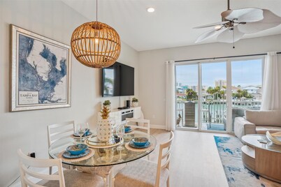 4 min Walk to Beach, Pool, Private Roof Deck, Hot Tub, Ping Pong