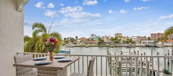 4 min Walk to Beach, Pool, Private Roof Deck, Ping Pong