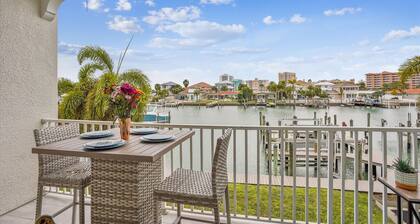 4 min Walk to Beach, Pool, Private Roof Deck, Ping Pong