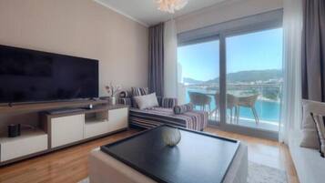 Leilighet – panorama | Oppholdsområde | En 32-tommers LCD-TV med kabel-kanaler